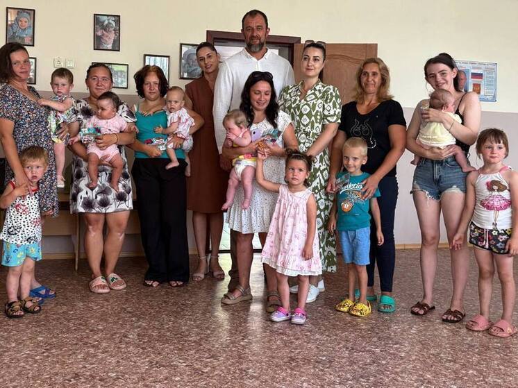 В Бердянске семьям с детьми вручили продуктовые сертификаты