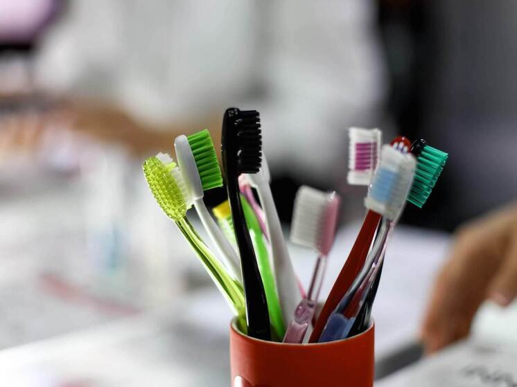 Зубной техник назвал волгоградцам плюсы и минусы различных видов коронок