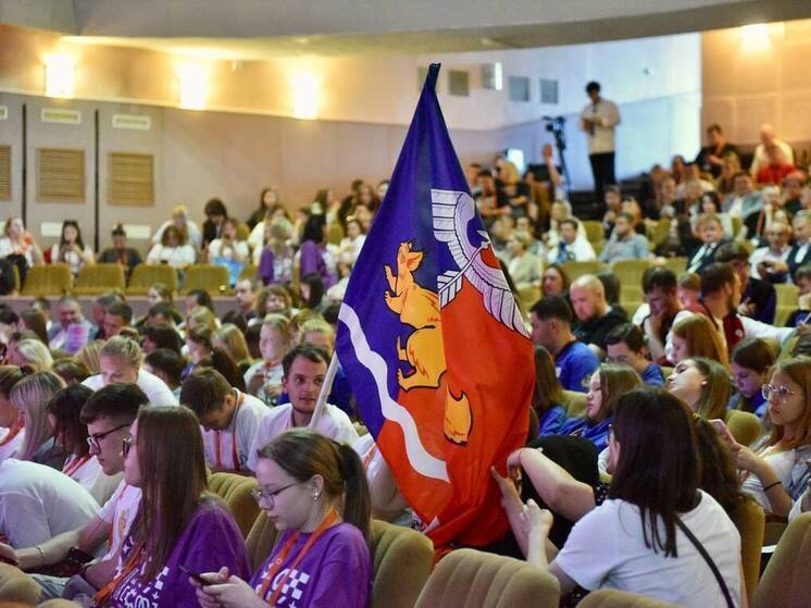 Денис Паслер открыл Форум рабочей молодежи в Качканаре