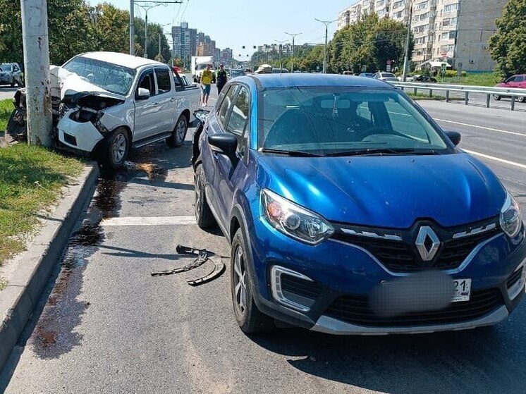 Автомобиль врезался в столб после столкновения с другой легковушкой