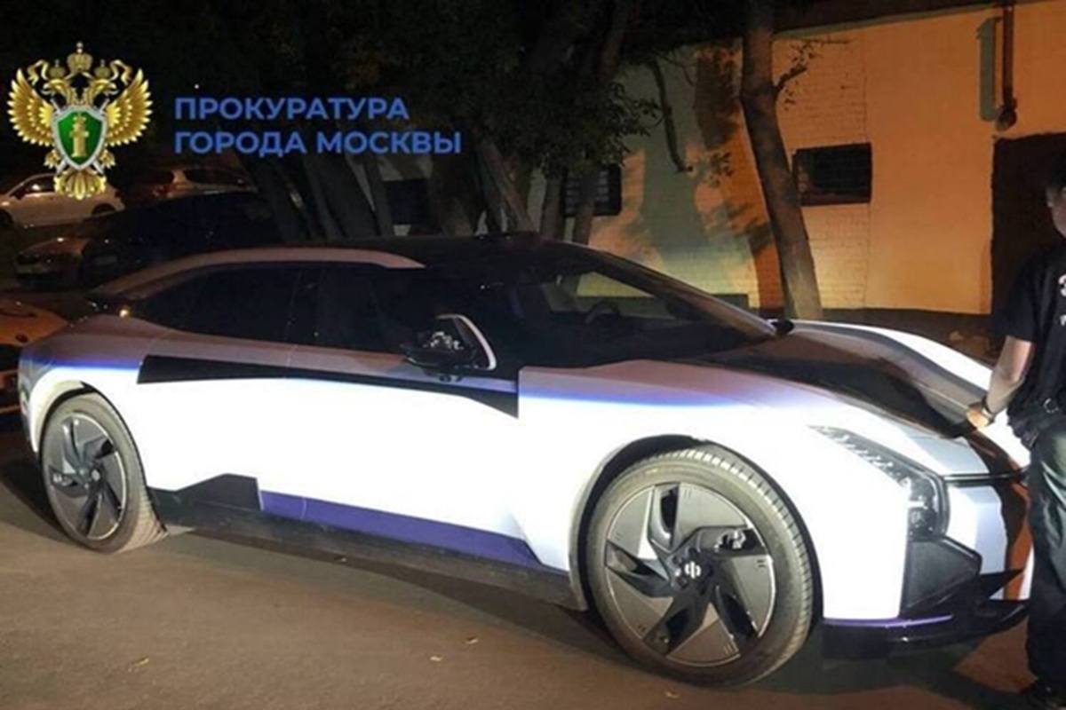 Автомобиль влетел в толпу пешеходов в Москве и скрылся с места ДТП. Момент аварии попал на видео