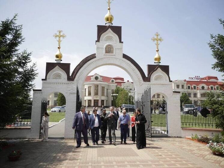 Вячеслав Гладков посетил храм Апостолов Петра и Павла в Прохоровке