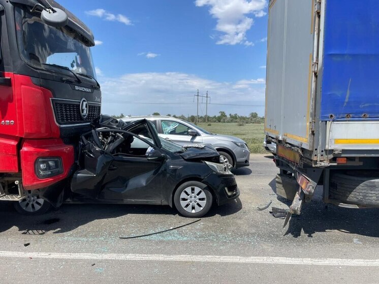 В Волгоградской области фура въехала в легковушку