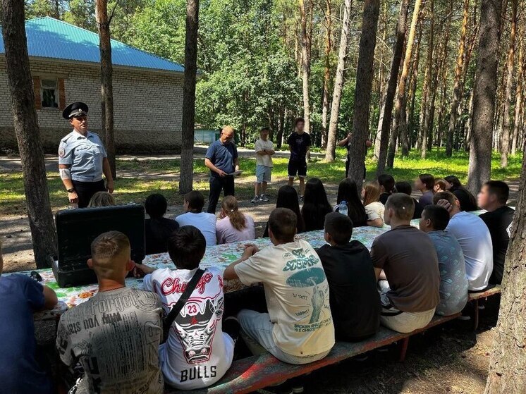 Волгоградские полицейские проводят встречи с детьми в летних лагерях