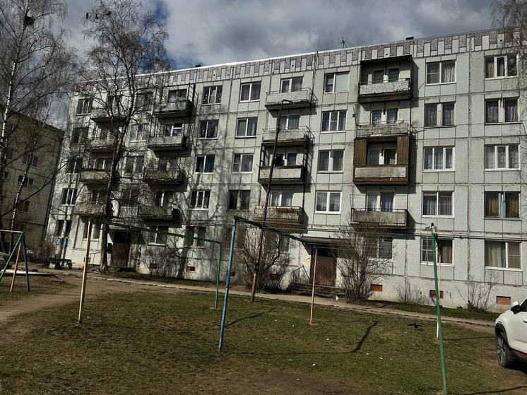 Суммы в квитанциях за коммунальные услуги растут — и особенно это заметно в строке «содержание общего имущества». Владельцы квартир удивляются, почему приходится все больше платить за свет в подъезде, воду для мытья полов и прочие нужды дома. Юрист объяснил, из чего складываются эти начисления, как выявить перерасход и можно ли сократить расходы.