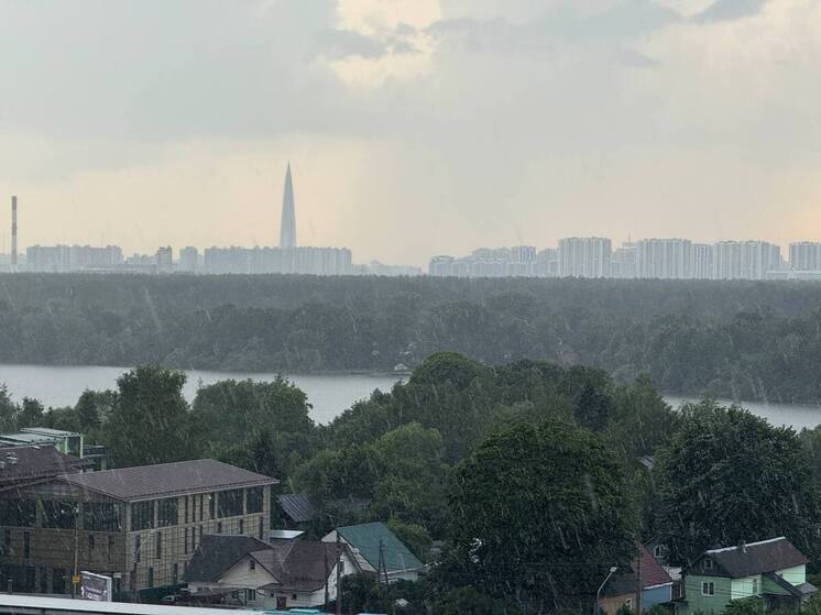 В Петербурге начались раскаты грома и ливень