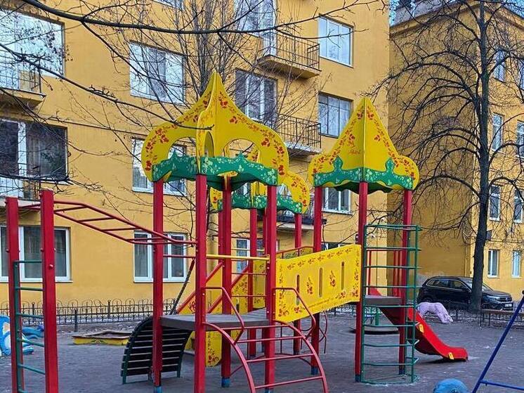 В Великом Новгороде на улице Ворошилова закончили ремонт двора спустя шесть лет