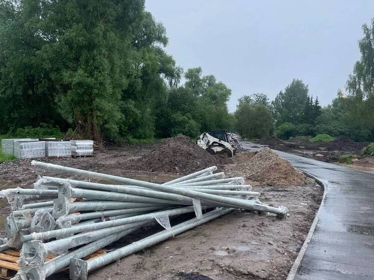 В Старой Руссе началась подготовка Красного берега к установке опор освещения