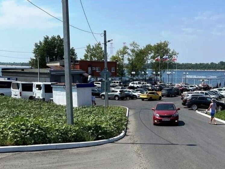 В Балакове автомобилисты паркуют автомобили на пути троллейбуса