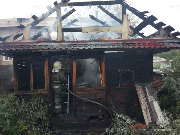Огонь повредил частный жилой дом в Екатеринбурге