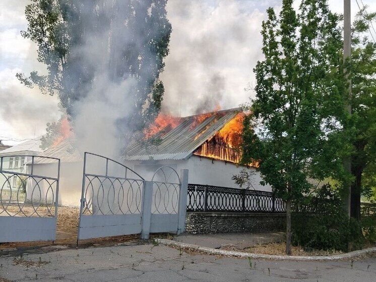В Херсонской области от обстрела ВСУ загорелся гараж школы