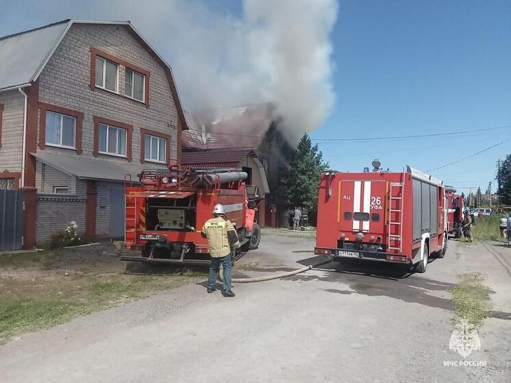 В уфимском селе загорелся трехэтажный дом