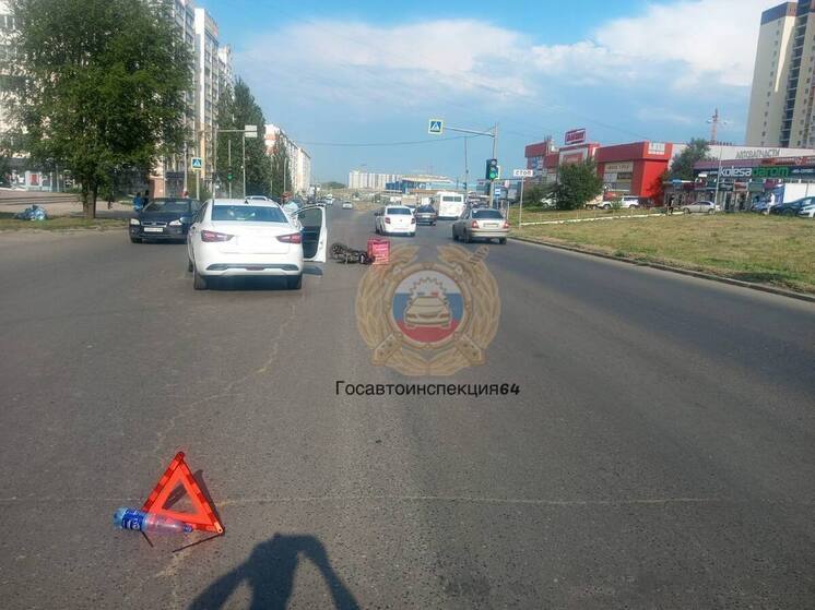 В Солнечном под колёса легковушки попал курьер на электросамокате