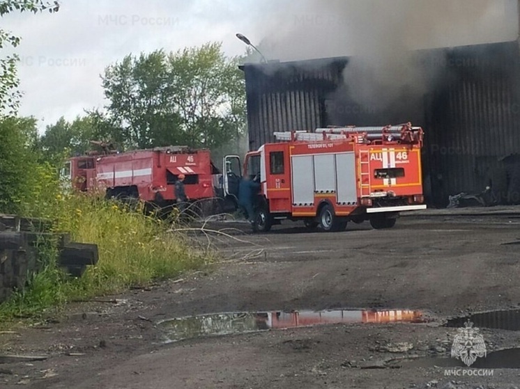 Восемь человек эвакуировались из горящего цеха под Екатеринбургом