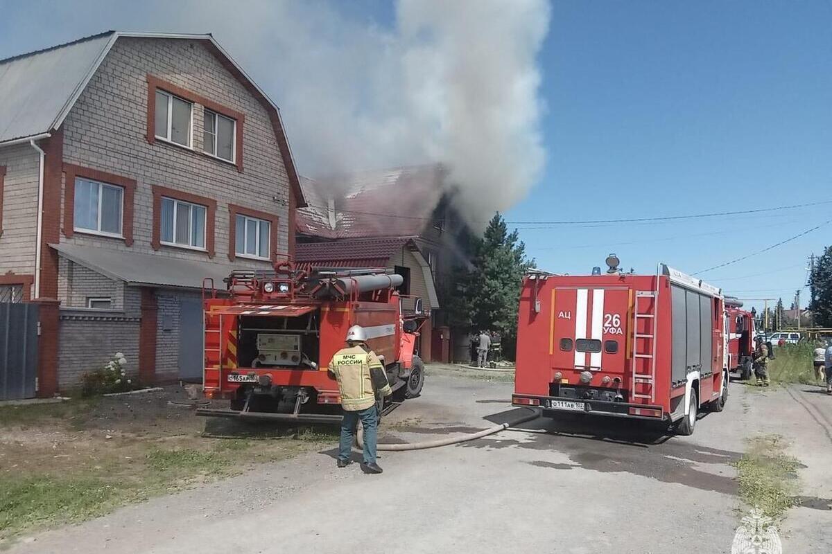 В уфимском селе загорелся трехэтажный дом