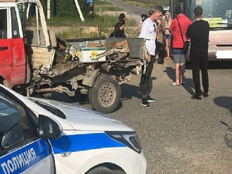 Грузовик и пассажирский автобус столкнулись на трассе в Анапе