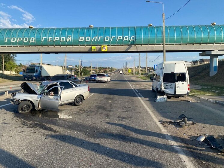 Под Волгоградом в тройном ДТП пострадали два человека