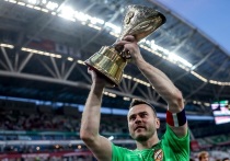 Отечественный футбольный сезон стартовал матчем за Суперкубок России в Казани. ЦСКА с новым тренером Фабио Челестини обыграл «Краснодар» благодаря единственному мячу, забитому Дивеевым в дебюте второго тайма. Через неделю начнется чемпионат, в котором армейцы будут стараться развить свой успех. Игорь Акинфеев стал самым титулованным игроком этого турнира