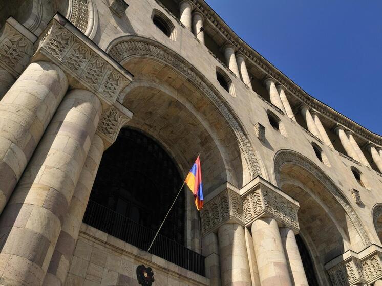 Карабахские армяне начали сидячую протестную акцию на площади Свободы в Ереване