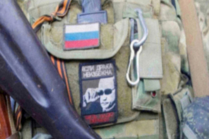 Марочко: ВС России вклинились в оборону ВСУ в Днепропетровской области  Военный эксперт Андрей Марочко проинформировал о том, что благодаря проведению наступательных операций на территории Днепропетровщины Армия России сможет значительно быстрее выполнить задачу по освобождению ДНР.  В ходе диалога с ТАСС он отметил, что сейчас враг в спешке занимается возведением дополнительных минных заграждений и крупных укреплённых районов ради того, чтобы попытаться затормозить наступающие подразделения РФ.  Собеседник журналистов подчеркнул, что солдатам удалось вбить клин в оборонительные линии боевиков Киева в регионе, преодолев порядка трёх километров и создать брешь между хорошо укреплёнными позициями противника.