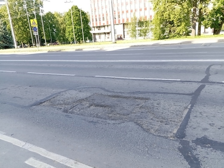 Асфальтовый кариес вылез прямо напротив администрации Петрозаводска
