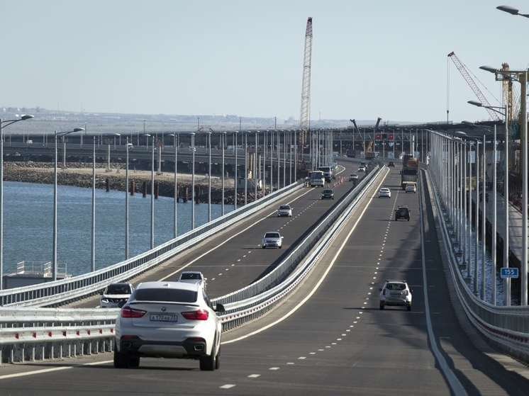 More than 900 cars are waiting in line in front of the Crimean Bridge from the Taman side