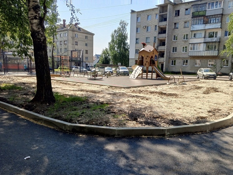 En Bryansk, en la calle Syezda 22, se están completando importantes reparaciones del patio.