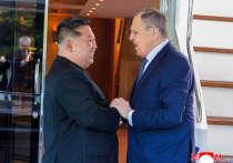 Лидер Корейской Народно-Демократической Республики Ким Чен Ын вновь заявил, что он “безоговорочно” поддерживает все действия России во время конфликта на Украине, когда он приветствовал главу российского МИД Лаврова на недавно построенном морском курорте на восточном побережье своей страны