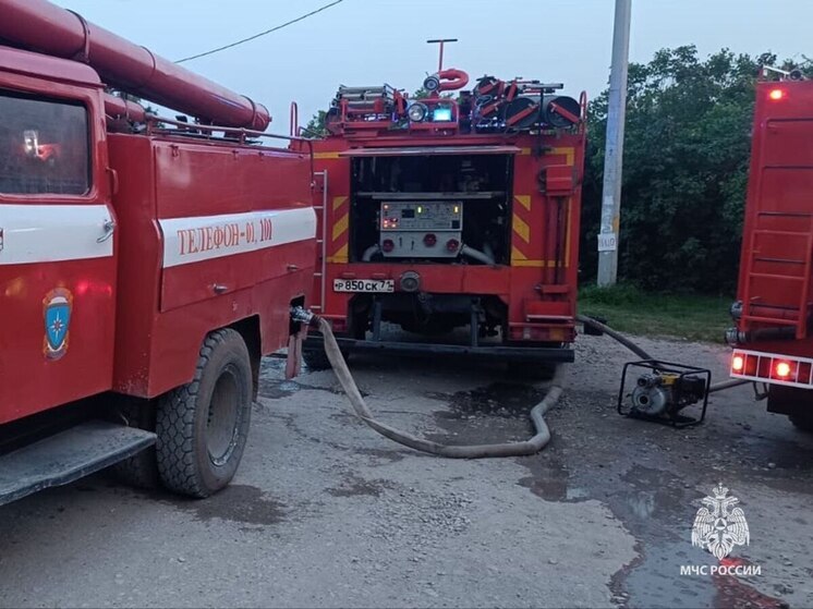 Во время пожара в заброшке в Заокском районе никто не пострадал