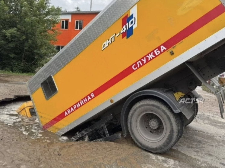 Аварийная машина утонула на улице Красный Факел в Новосибирске