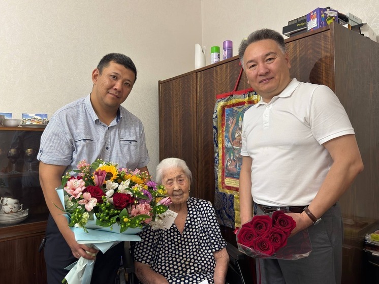 Элистинку поздравили со 105-летием