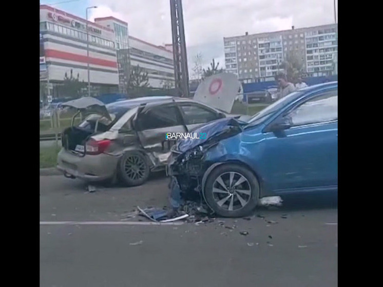 Соцсети: пассажир такси пострадал в ДТП возле ТРЦ «Заря» в Барнауле