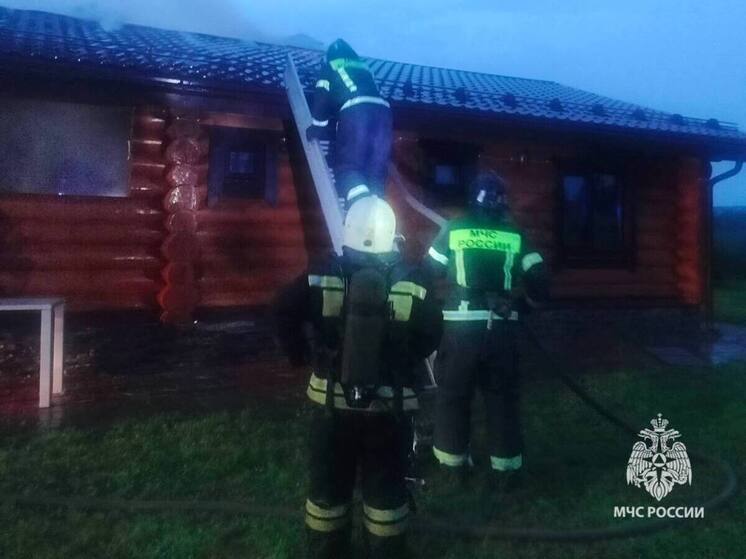Огонь спалил жилой дом изнутри и уничтожил имущество в Старорусском округе
