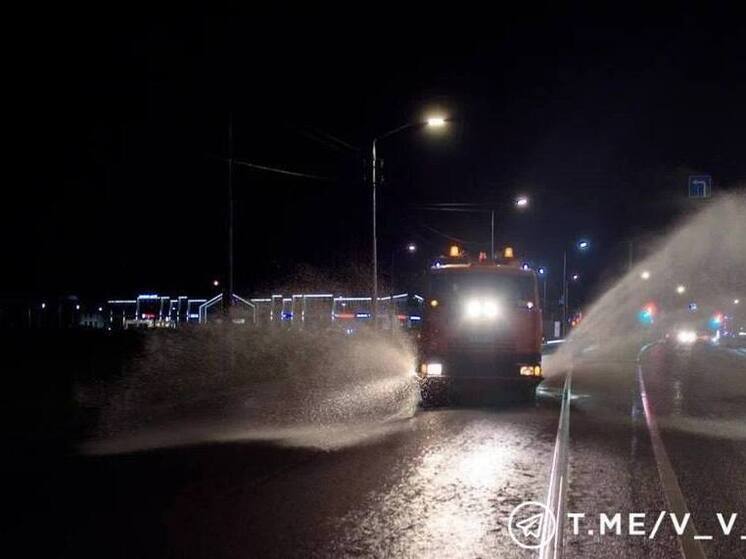  В Белгороде из-за сильной жары начали поливать дороги