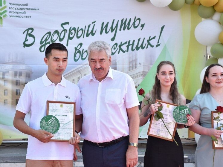 Черкесов вручил дипломы выпускникам-активистам ЧГАУ