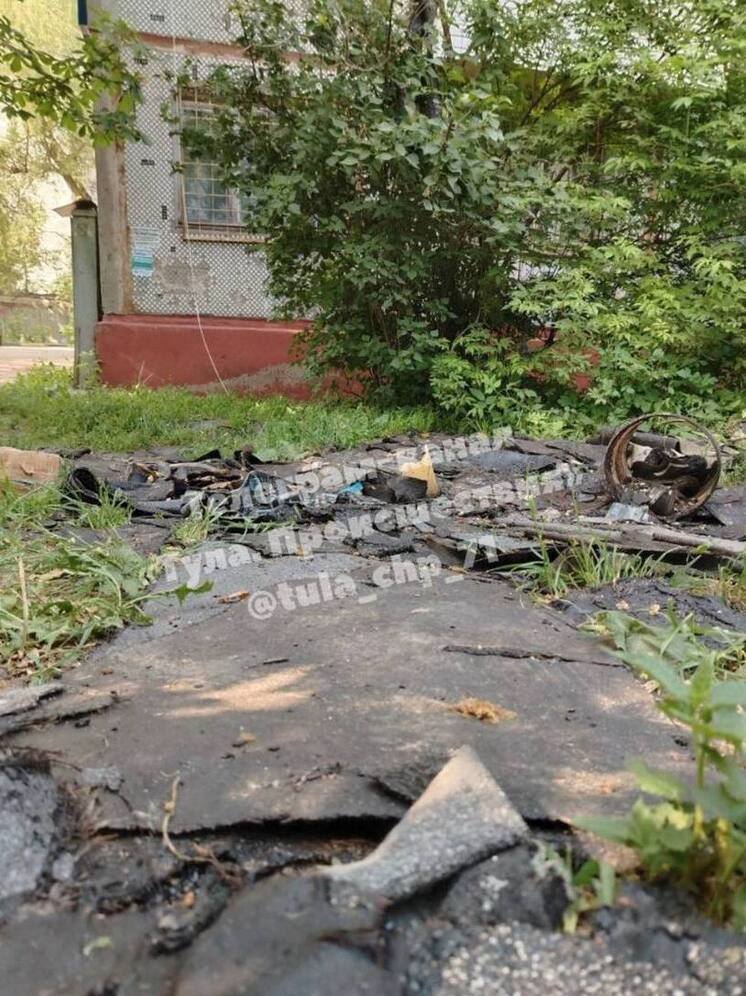 Жители Тулы жалуются на открытый люк и мусор после работ на крыше