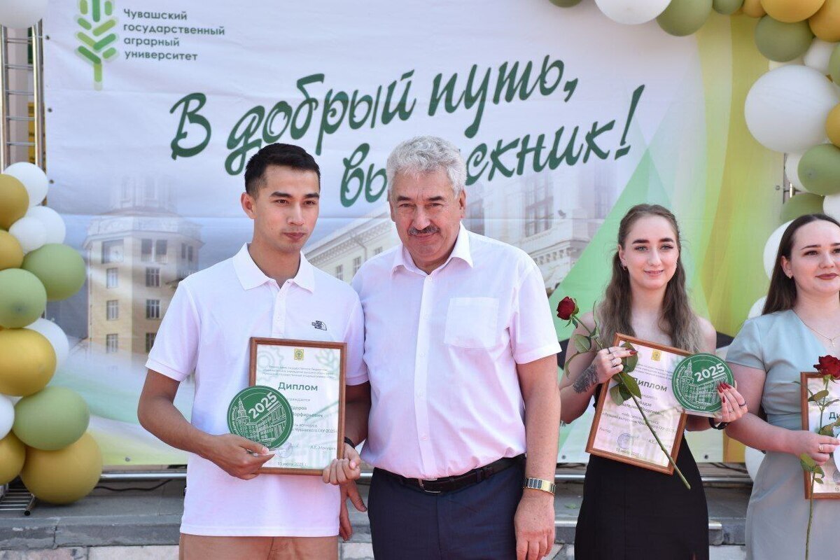 Черкесов вручил дипломы выпускникам-активистам ЧГАУ