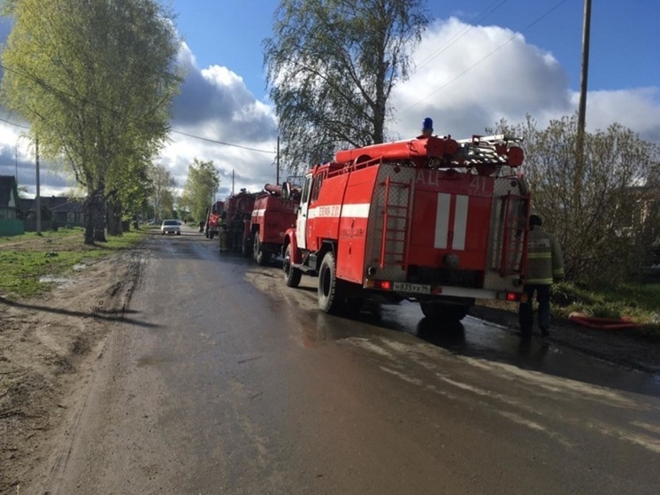 Крупный пожар потушили в свердловском поселке