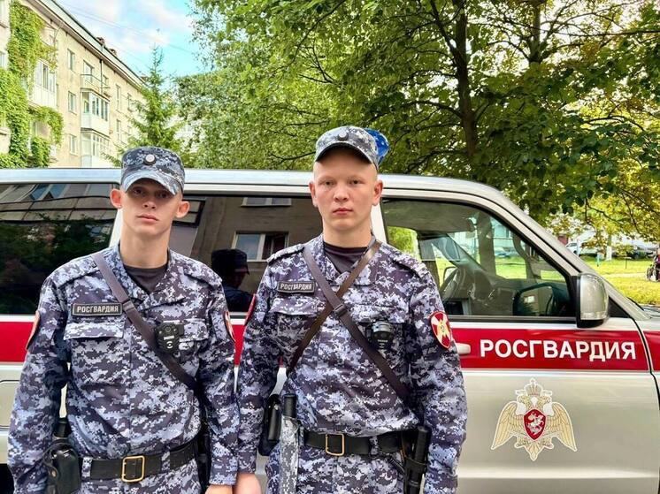 В Калининграде росгвардейцы помогли пожилой даме во время инсульта