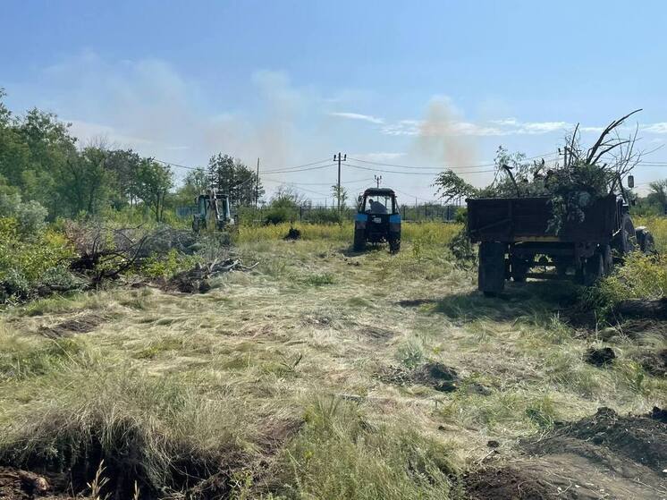 В посёлке Энергетик Новоорского района на Востоке Оренбуржья активно продолжаются работы по комплексному благоустройству центрального парка