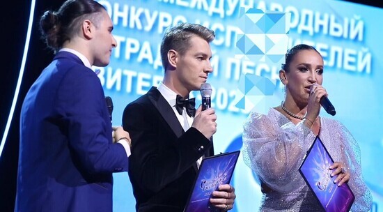 Бузова вспомнила английский язык, пытаясь охмурить парня: видео
