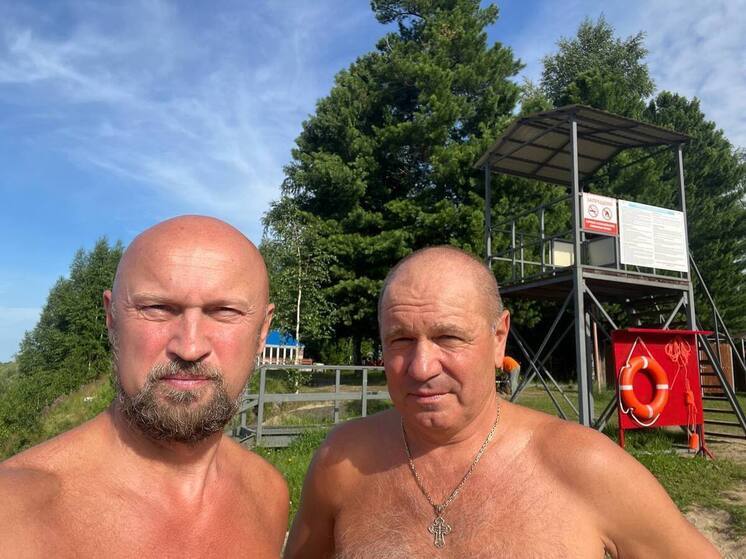 Мэр Стрежевого лично проверил качество воды на новом пляже