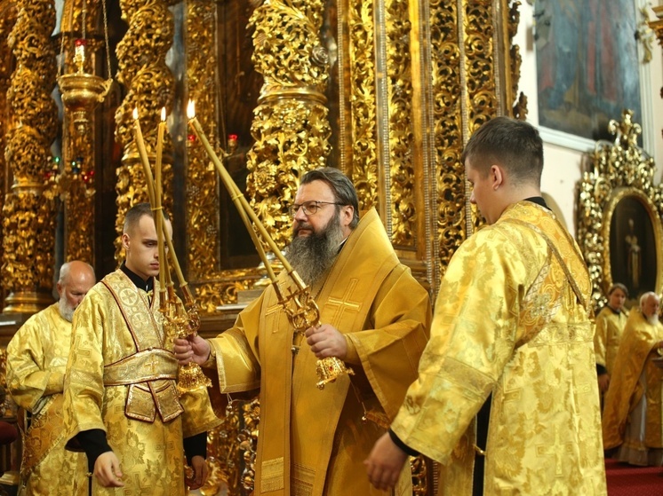 Митрополит Исидор отслужил литургию в Смоленском Успенском кафедральном соборе