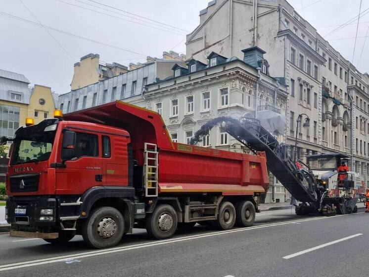 В Петербурге снимают асфальт на Каменноостровском проспекте