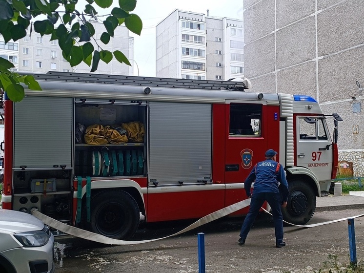 Два дома сгорели в свердловском поселке Октябрьском
