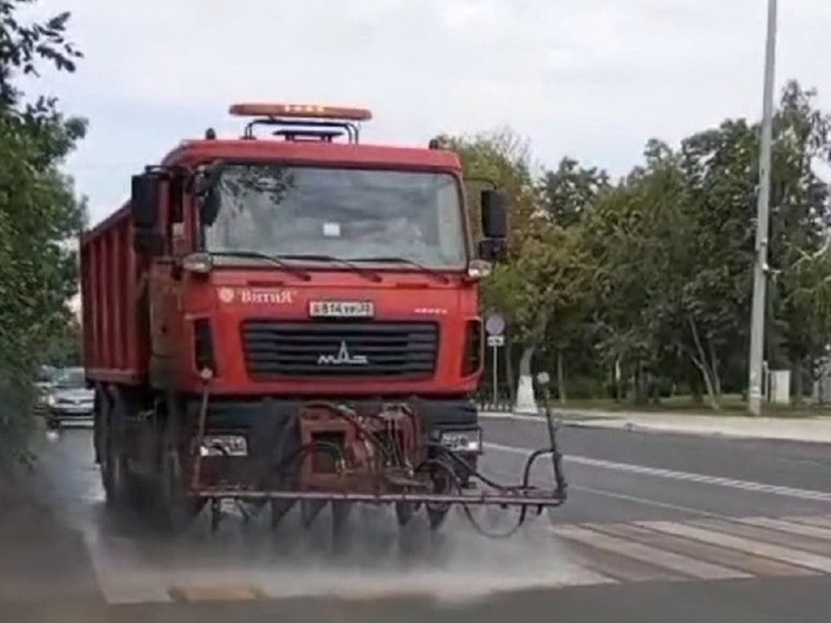 В Астрахани из-за сильной жары при помощи воды охлаждают дороги