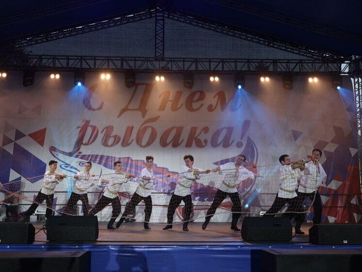 В Астрахани в День рыбака приготовили более 1000 литров фирменной ухи