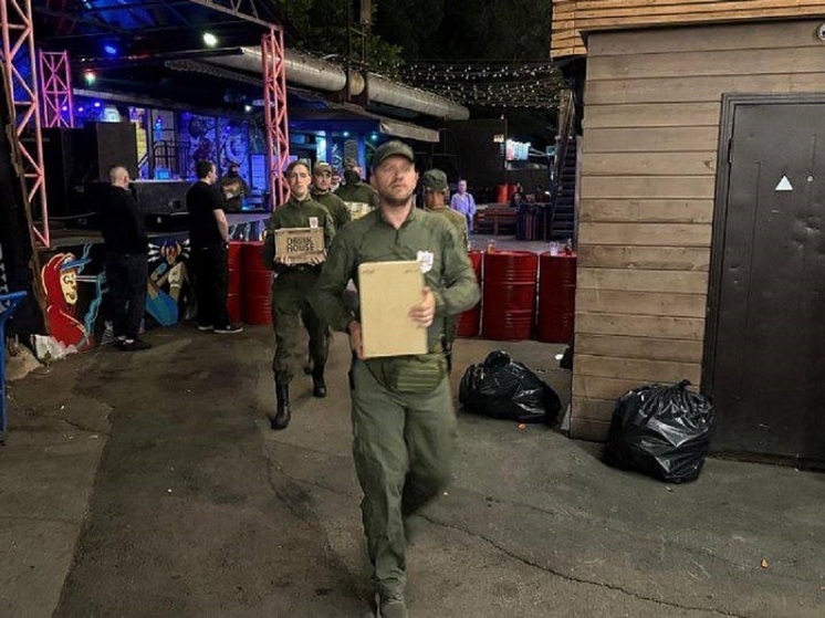 Сотни литров контрафактного алкоголя изъяли из баров и магазинов Владивостока за ночь