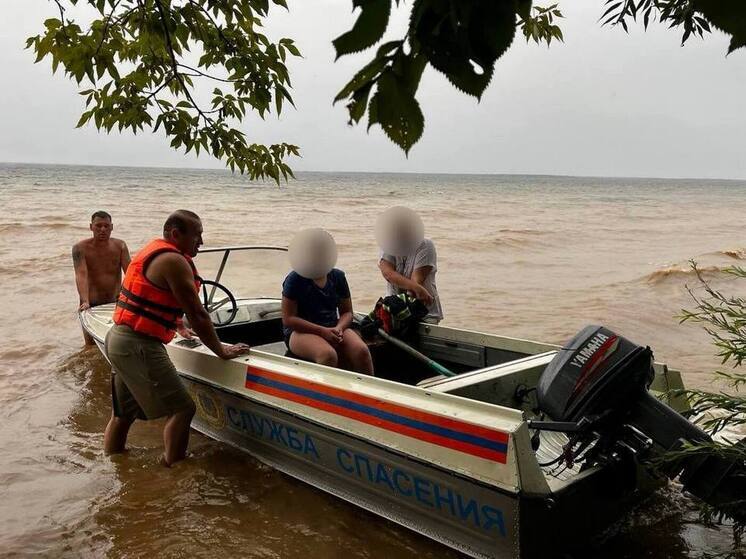 Спасатели экстренно сняли людей с лодки на Волге