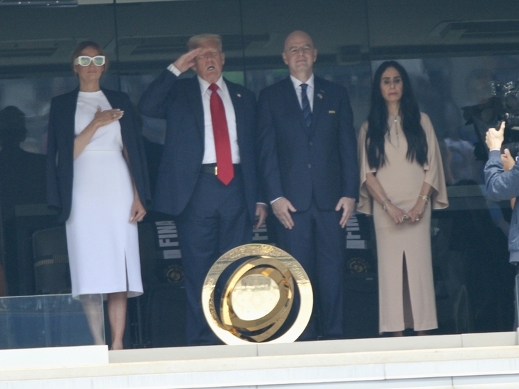 Трамп вручил российскому голкиперу Сафонову серебряную медаль клубного ЧМ